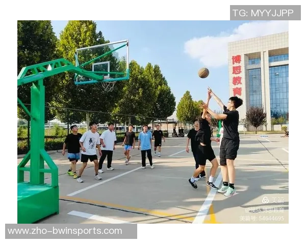 青春飞扬的篮球场上男生们挥洒汗水与激情的精彩瞬间